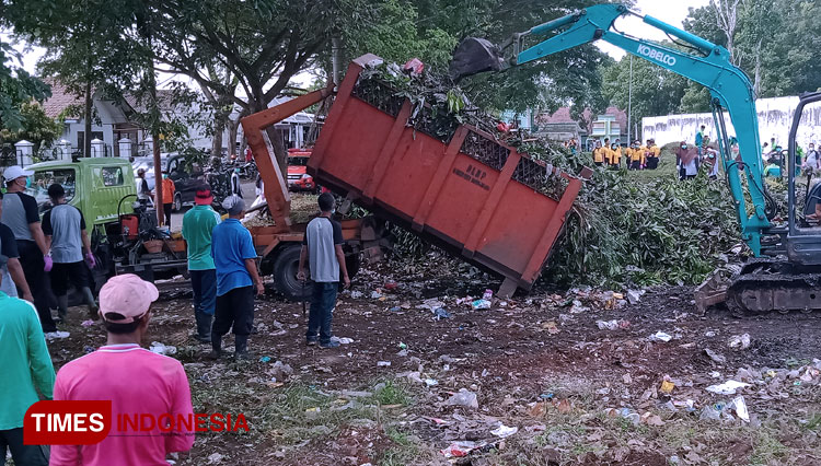 Pembersihan sampah di bagian timur Stadion Magenda beberapa waktu lalu (Foto: Moh Bahri/TIMES Indonesia)