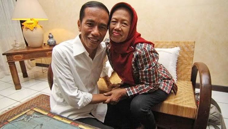 Presiden Jokowi saat bersama sang ibunda. (Foto: Tempo)