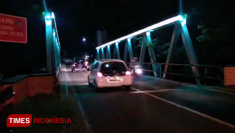 Berhias Lampu Warna-Warni, Jembatan Tambong Banyuwangi Kian Cantik
