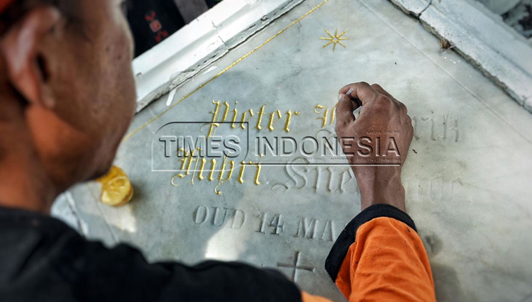 The local government regularly clean the old Dutch cemetery in Surabaya and keep the existence by conserve it. (PHOTO: Candra Wijaya/TIMES Indonesia)