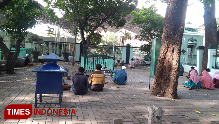 Several people spotted visiting Sunan Ampel Tomb in Surabaya after the government enforced social distancing rule on Wednesday (25/3/2020). (Photo: Khusnul Hasana/TIMES Indonesia).