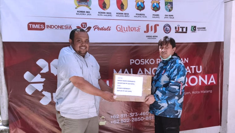 Penyaluran bantuan dari Lorena dan PP GM FKPPI kepada Posko Malang Bersatu Lawan Corona. (FOTO: Istimewa)