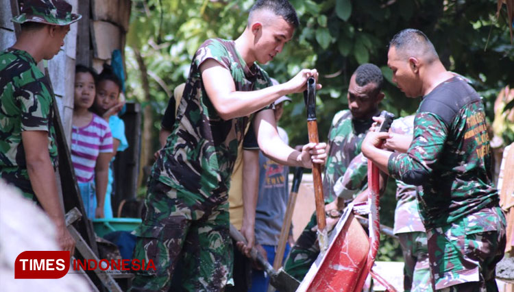 Serda Rafi sedang Mengeduk Bahan Adonan Semen (FOTO: AJP/TIMES Indonesia)