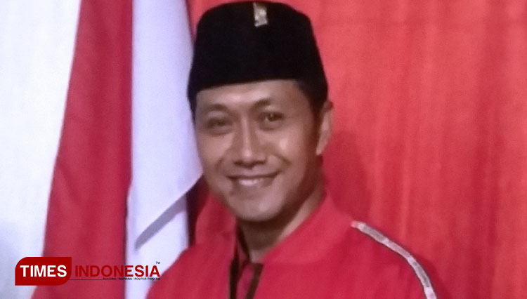 Ketua DPC PDIP Banjarnegara dan wastafel portable untuk warga. (FOTO: Muchlas Hamidi/TIMES Indonesia)