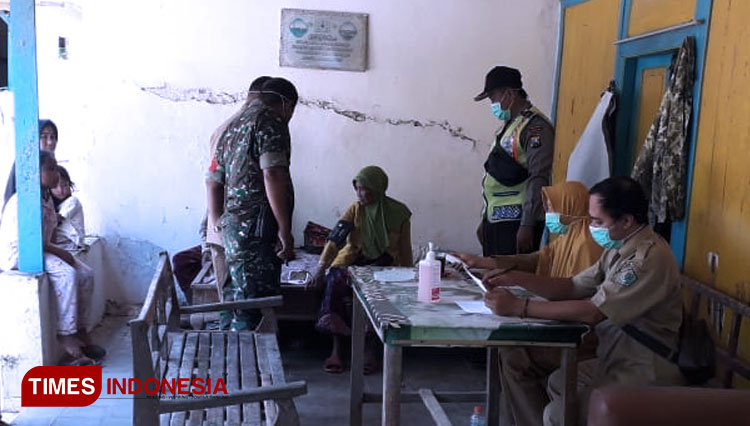 Petugas Medis UPT Puskesmas saat memeriksa empat orang di Dusun Tambangan RT 01 RW 02 Desa Teja Barat, Kec/Kabupaten Pamekasan.(Foto: Akhmad Syafi'i/TIMES Indonesia)
