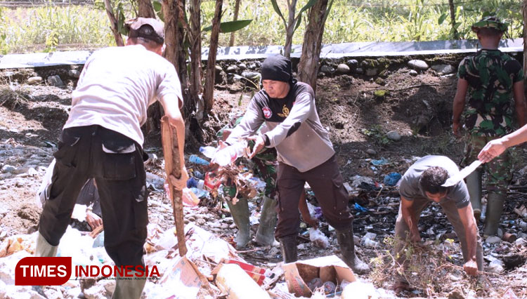 Polisi, TNI sedang Bersihkan Sampah (FOTO: AJP/TIMES Indonesia)