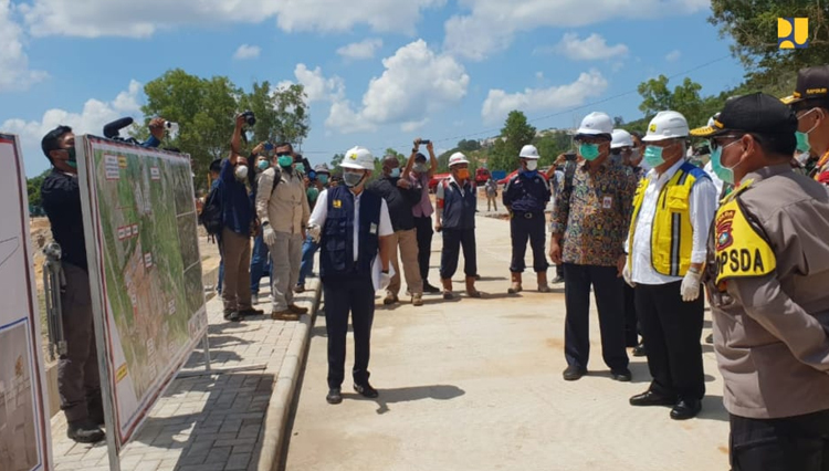 Menteri PUPR RI Basuki Hadimuljono saat meninjau lokasi pembangunan fasilitas observasi/penampungan/karantina untuk pengendalian infeksi penyakit menular di Pulau Galang, Rabu (25/3/2020). (Foto: Biro Komunikasi Kementrian PUPR RI)