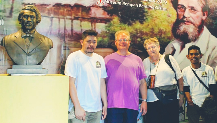 Rinto Taib bersama Mr. George Beccaloni (Wallace Fund, Inggris) saat berkunjung ke Museum Rempah-Rempah Kota Ternate.