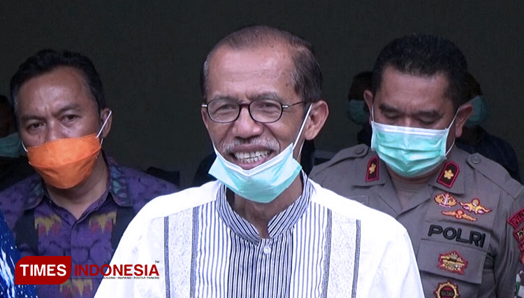 Bupati Magetan Suprawoto saat memberikan keterangan. (Foto: M Kilat Adinugroho/TIMES Indonesia)