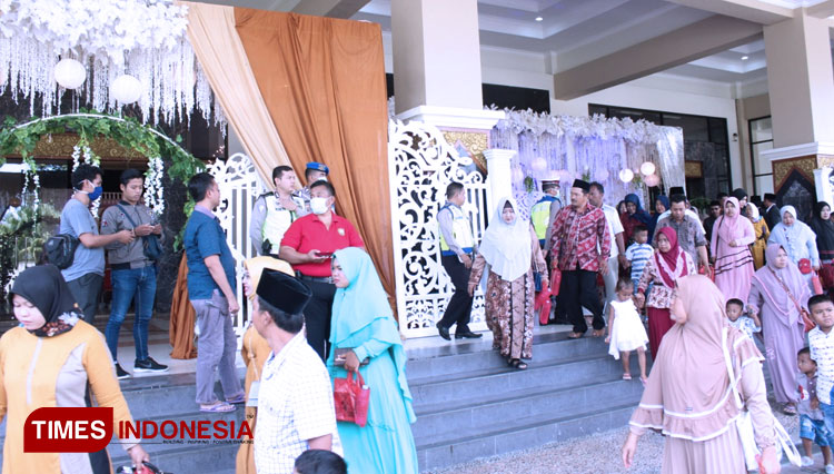 Tamu undangan resepsi pernikahan di Gedung Rato Ebu Kabupaten Bangkalan membubarkan diri setelah didatangi polisi. (FOTO: Doni Heriyanto/TIMES Indonesia)