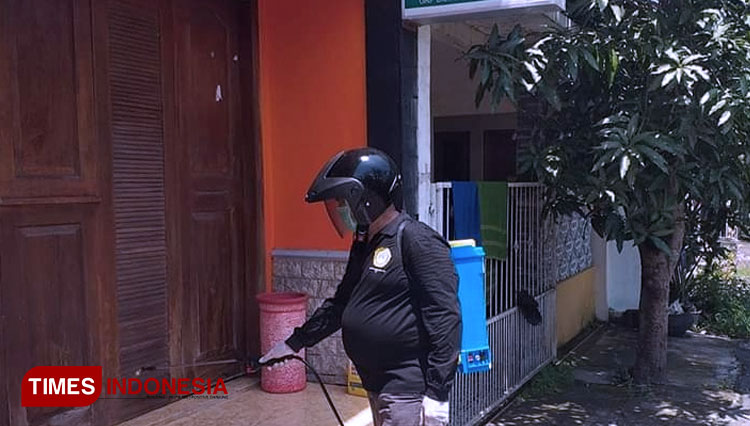 Ketua LPPM-PA BIMA Yogyakarta, Agus Darmono melakukan penyemprotan disinfektan cegah virus Corona. (Foto: Fajar Rianto/TIMES Indonesia)