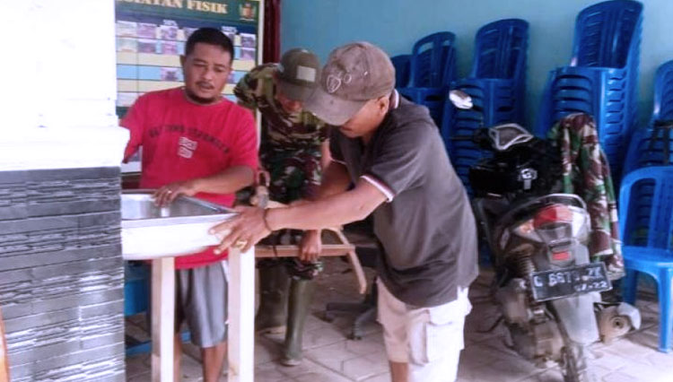 Pembuatan wastafel di Balai Desa Pantirejo, Kecamatan Kesesi, Kabupaten Pekalongan, Jawa Tengah, untuk mencegah penyebaran covid-19