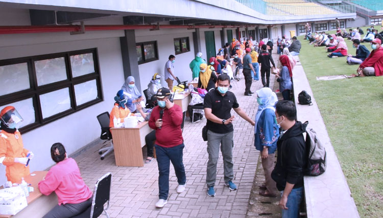 365 tenaga medis kota Bekasi mengikuti simulasi dan rapid test Covid-19 di Stadion Patriot Candrabaga, Bekasi, Rabu (25/3/2020) siang. (Foto: Dok.bekasikota.go.id)