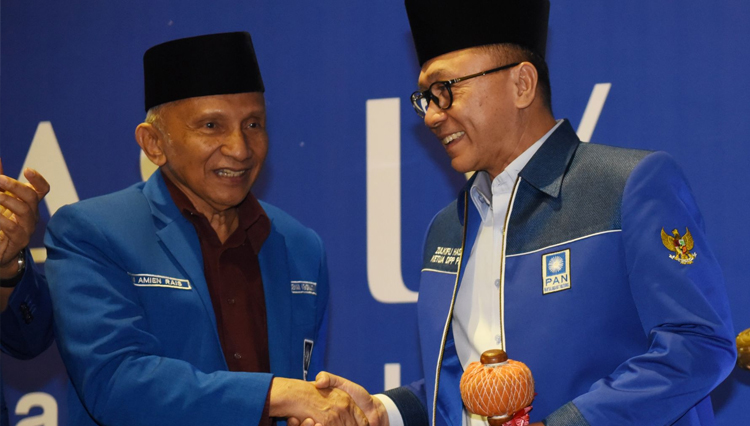 Ketua Umum DPP PAN Zulkifli Hasan (kanan) bersalaman dengan Amien Rais. (Foto: Antara)