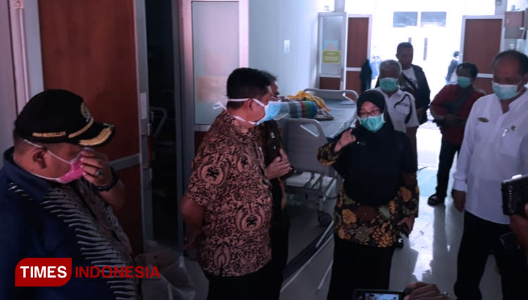 Anggota DPRD Ngawi sidak ruangan isolasi di RSUD dr Soeroto Ngawi. (Foto: Ardian Febri Tri H/ TIMES Indonesia) 