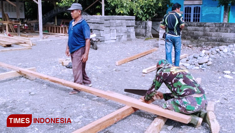 Anggota Satgas sedang Persiapkan Kayu. (FOTO: AJP TIMES Indonesia)