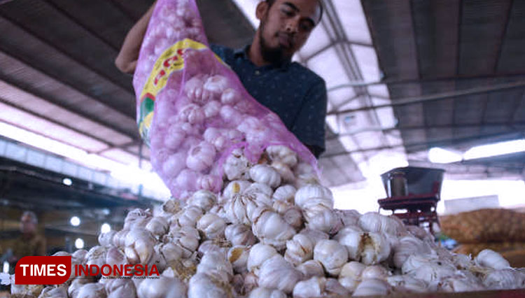 Pedagang bawwng putih di salah satu pasar tradisional di Jakarta. (FOTO: Hasbullah/TIMES Indonesia)