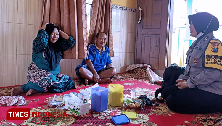 Bhabinkamtibmas melakukan sosialisasi door to door kepada masyarakat Banyuwangi. (FOTO: Agung Sedana/ TIMES Indonesia)