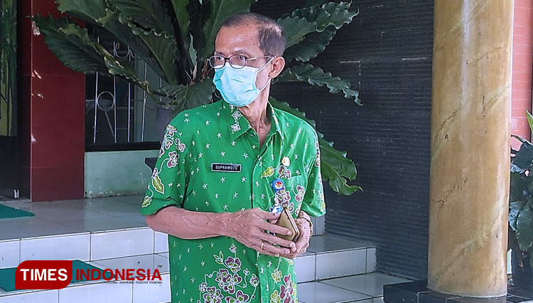 Bupati Magetan Suprawoto saat memberikan keterangan di halaman kantor Disnaker setempat, Kamis (26/3/2020). (Foto: M Kilat Adinugroho/TIMES Indonesia)