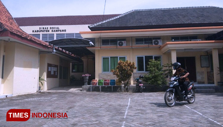 Kantor Dinas Sosial Kabupaten Sampang tampak terlihat sepi (Foto: Syamsul Arifin/ TIMES Indonesia) 