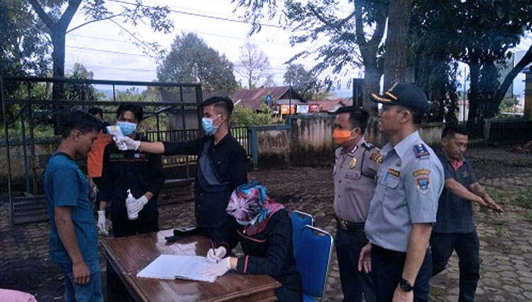 Petugas Dishub Kota Pagaralam turut mendampingi petugas medis periksa suhu tubuh penumpang bus dalam upaya mencegah penyebaran virus corona.