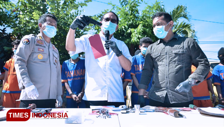 Ditreskrim Pita Ratulangie menunjukan barang bukti berupa sajam beserta 12 pelaku hasil ungkap kasus pencurian dan kekerasan di Ditreskrimum Polda Jatim, Surabaya, Kamis (26/3/2020). Candra Wijaya