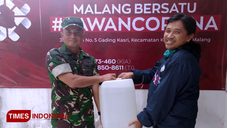 Mayor (Inf) Sumardi mewakili Aster Divif 2 Kostrad saat menyerahkan secara simbolis bantuan 50 liter alkohol pada relawan Malang Bersatu Lawan Corona. (FOTO: Yuli Trianto/TIMES Indonesia)