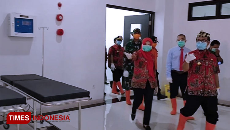 Bupati Cirebon beserta tim Satgas Gugus Tugas meninjau kesiapan tempat screening, pasien covid-19 (FOTO: Abdulrohman/ TIMES Indonesia)