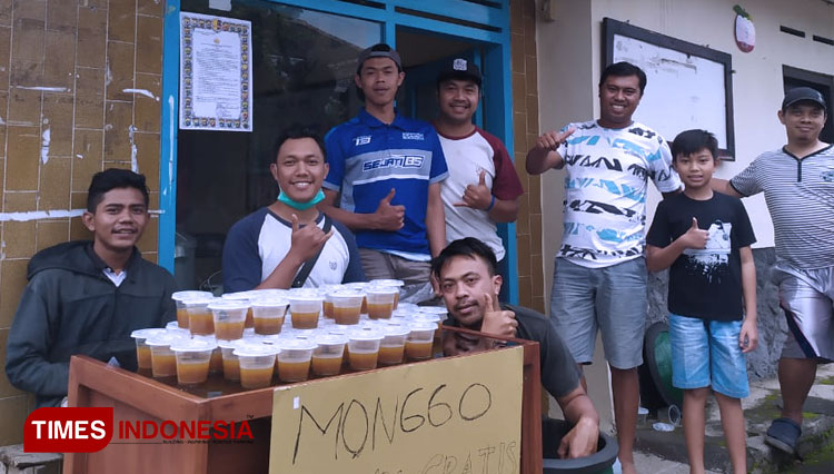 Karang Taruna Desa Sumbergondo Bagikan Jamu Tradisional
