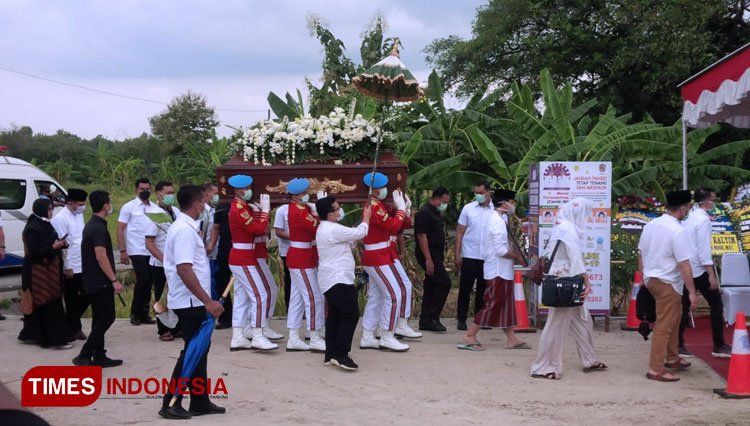Kerabat presiden menghantar jenazah almarhumah Sudjiatmi Notomiharjo ke pemakaman di Kabupaten Karanganyar. (FOTO: Mukhtarul Hafidh/TIMES Indonesia)