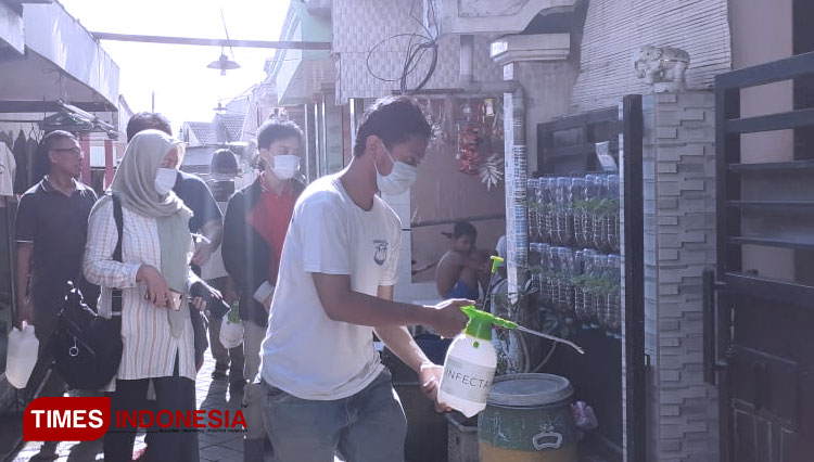 Mahasiswa ITS melakukan aksi penyemprotan disinfektan ke 250 rumah di Surabaya. (Foto: Istimewa)