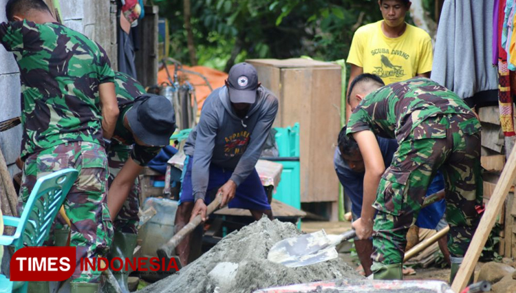 Warga Desa dan TNI Bantu Bedah Rumah Mbah Surip