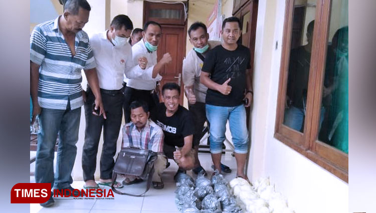 Tim Opsnal Satreskrim Polres Pamekasan mengamankan AS pemilik handak warga Desa Plakpak, Kecamatan Pagantenan, Kabupaten Pamekasan.(Foto: Akhmad Syafi'i/TIMES Indonesia)