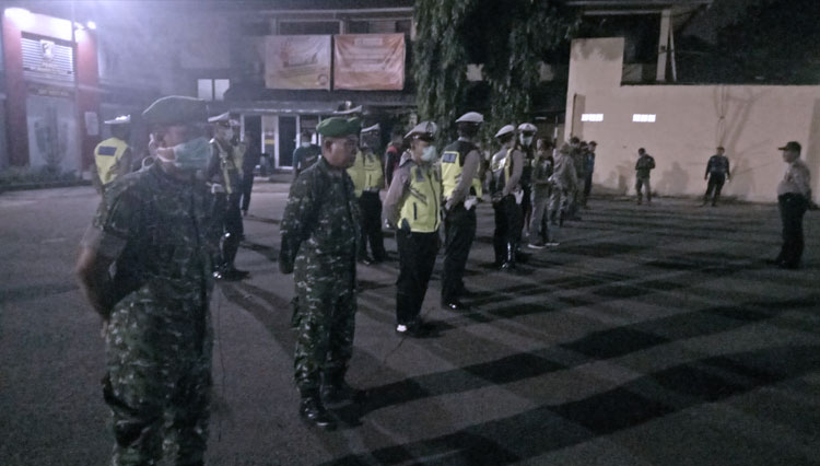 Prajurit Kodim Tipe A 0830/Surabaya bersama Polri melakukan persiapan patroli malam cegah penyebaran Covid-19 di Surabaya, Rabu (25/3/2020) malam. (Foto: Istimewa) 