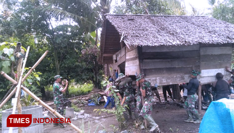 Pengangkatan Rumah Secara Gotong Royong. (FOTO: AJP/TIMES Indonesia)