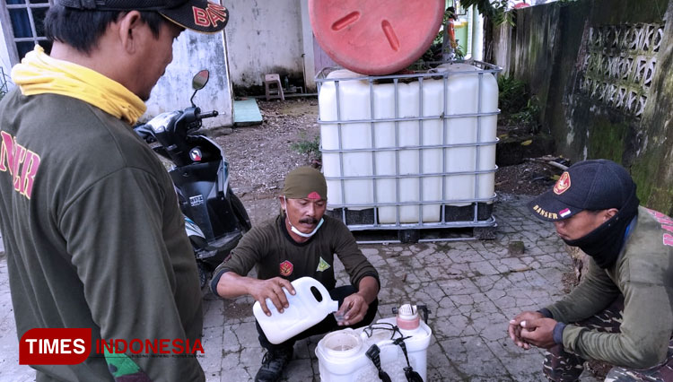 Ansor-Banser di Tuban Semprot Disinfektan Lingkungan Ponpes