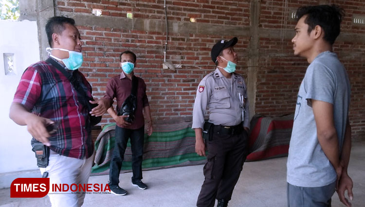 Polisi saat sosialisasi Covid-19 di warkop. (foto: Evita Mukharomah/TIMES Indonesia)
