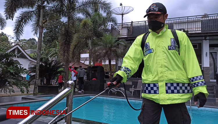 Covid-19, Pemdes Gedong Gelar Giat Sosialisasi dan Penyemprotan Disinfektan
