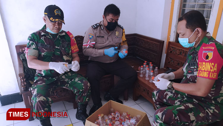 Sinergi TNI/Polri di Posko Relawan MBLC ketika menyiapkan botol plastik kemasan hand sanitizer. (FOTO:Yuli Trianto/TIMES Indonesia) 