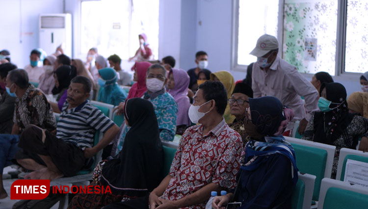 Pengunjung ruang tunggu rawat jalan mengabaikan imbauan jaga jarak di RSUD dr Soewondo, Kendal, Kamis (26/03/2020) (FOTO: dhani/TIMES Indonesia)