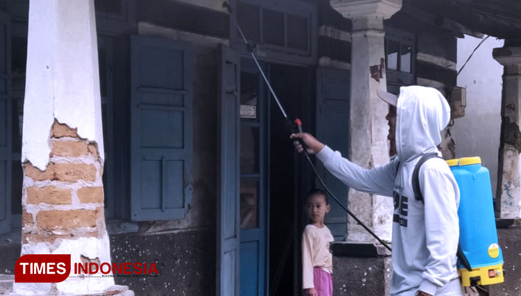 Lawan Covid-19, Relawan MBLC Semprot Disinfektan di Ratusan Rumah Warga