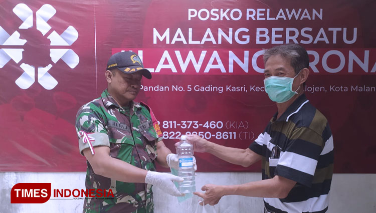Penyerahan 4 botol alkohol (70%) dari Apotik Dinoyo Farma di Posko relawan MBLC di Jl Pandan 5 Malang. (FOTO: Yuli Trianto/TIMES Indonesia) 