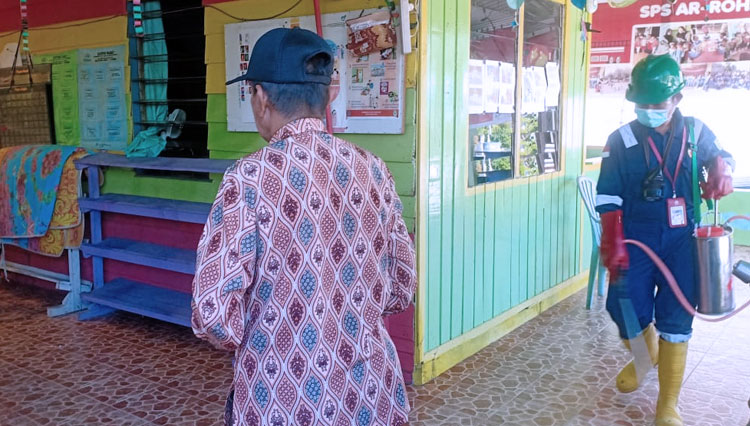 Cegah Covid-19, Kelurahan Tanjung Laut Indah dan Tim Badak LNG Lakukan Penyemprotan Disinfektan.