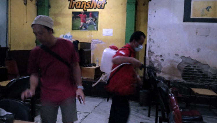 Satgas Corona PDI Perjuangan melakukan penyemprotan disinfektan di Trans Net, Surabaya, Rabu (25/3/2020). (Foto: PDI Perjuangan) 