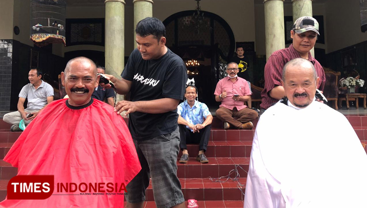 Wali kota Solo FX. Hadi Rudyatmo dan Wakil wali kota Achmad Purnomo melakukan potong rambut hingga pelontos. (Muhamad Shidiq/Times Indonesia)