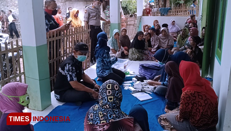 Puluhan warga dukuh Krajan desa Talun Ngebel Ponorogo mengungsi di rumah warga yang aman dari bencana tanah retak. (foto: Marhaban/TIMES Indonesia)