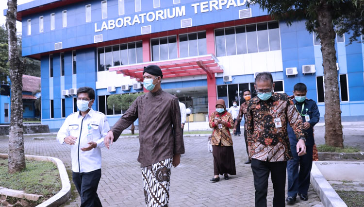 Gubernur Jawa Tengah, Ganjar Pranowo saat melihat kesiapan Balai Besar Litbang Vektor dan Reservoir Penyakit (B2P2VRP) Salatiga, Jawa Tengah, Kamis (26/03/2020).