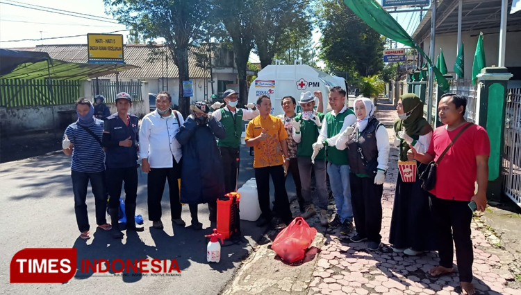 Antisipasi Covid-19, PCNU dan PMI Bondowoso Lakukan Penyemprotan Disinfiktan