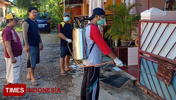 Ketua RT 01 RW 06 Perumahan Pondok Indah, Kolor Sumenep swadaya cegah penyebaran CoVid-19 dengan menyemprotkan disinfektan ke rumah-rumah warga, Kamis (26/3/2020). (Foto: Ach. Qusyairi Nurullah/TIMES Indonesia)