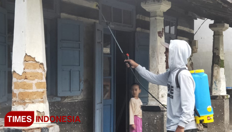 Relawan Malang Bersatu Lawan Corona saat melakukan penyemprotan disinfektan di Dusun Tanjungsari, Desa Kuwolu, Bululawang, Kabupaten Malang. (Gumilang/Times indonesia)